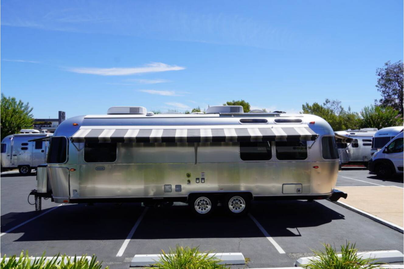 A photo of this 2025 Airstream Globetrotter 27FBQ