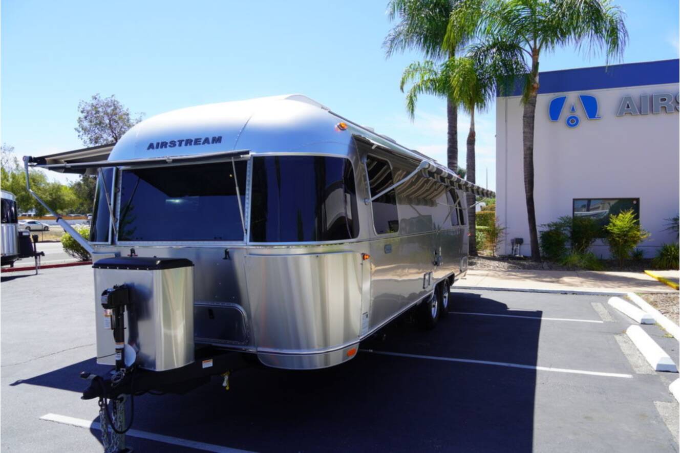A photo of this 2025 Airstream Globetrotter 27FBQ