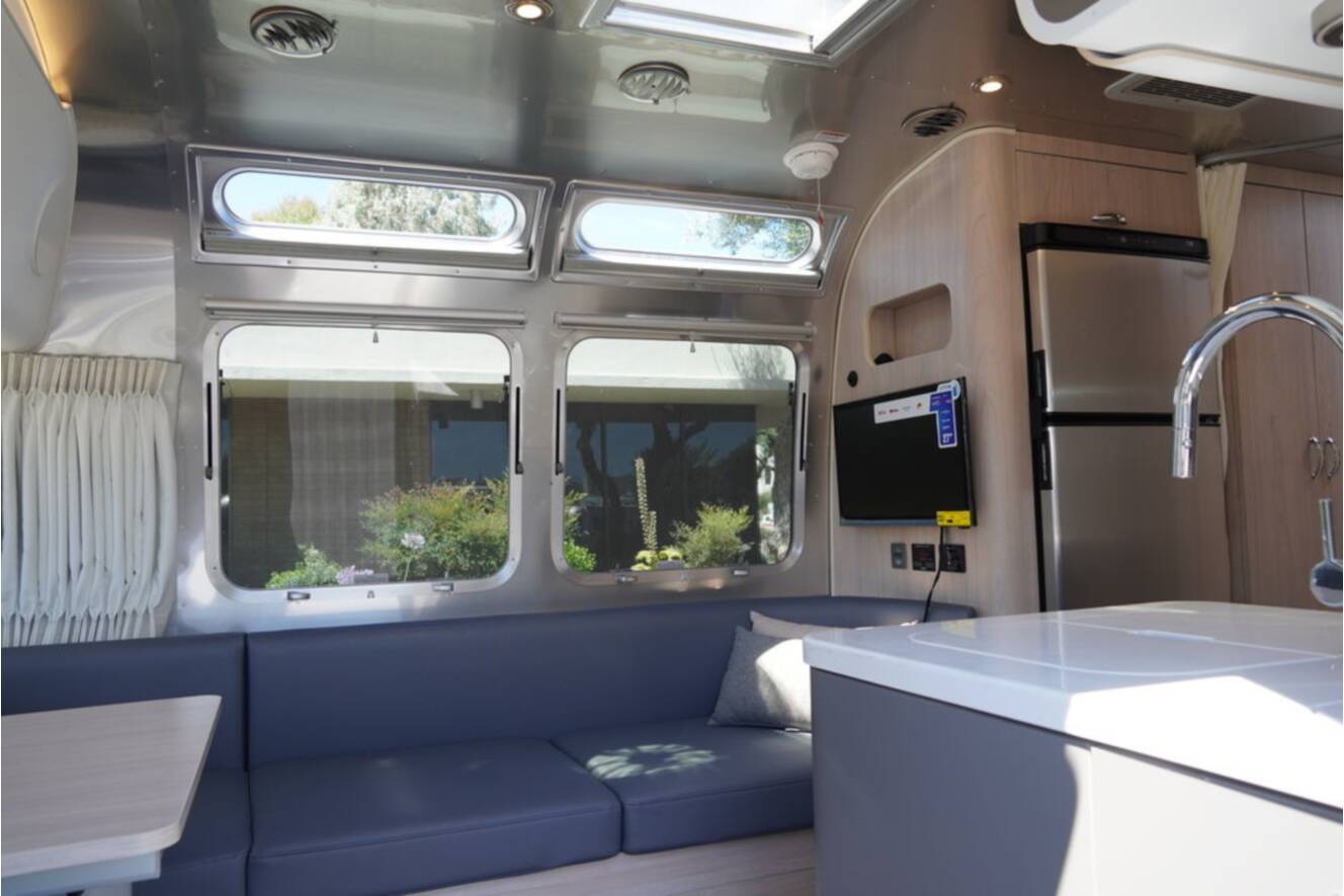 A photo of this 2025 Airstream Globetrotter 27FBQ