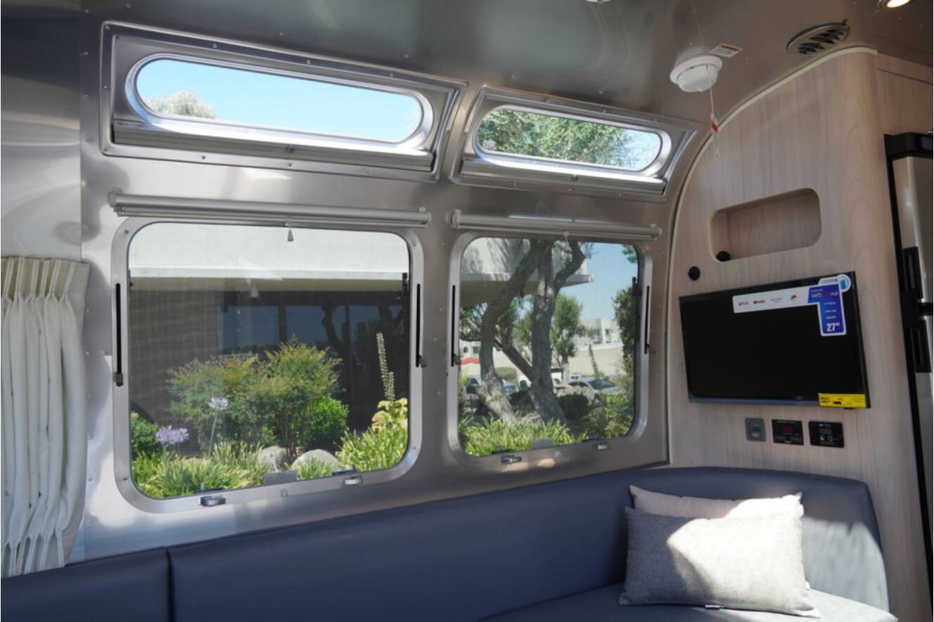 A photo of this 2025 Airstream Globetrotter 27FBQ