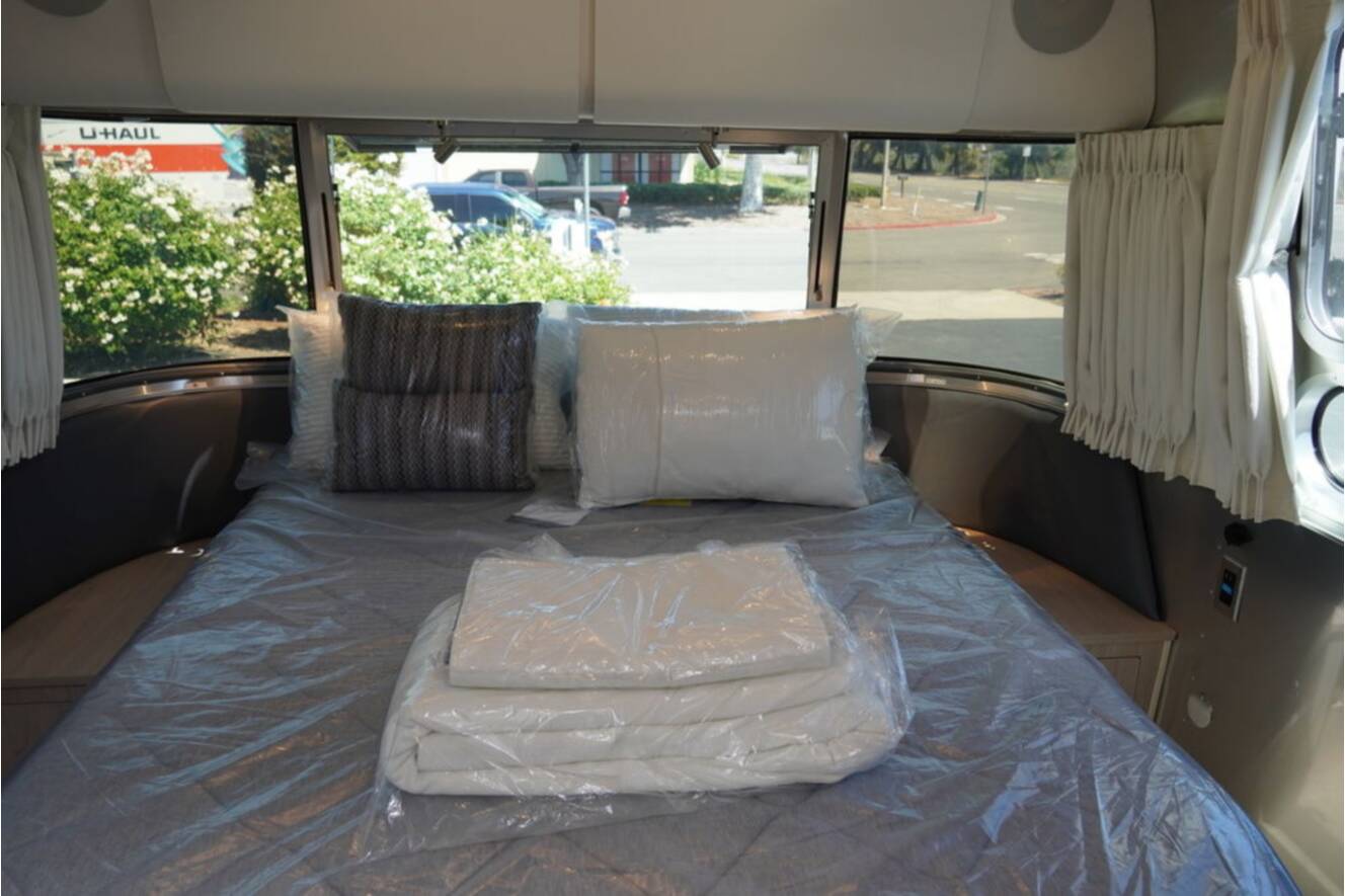 A photo of this 2025 Airstream Globetrotter 27FBQ