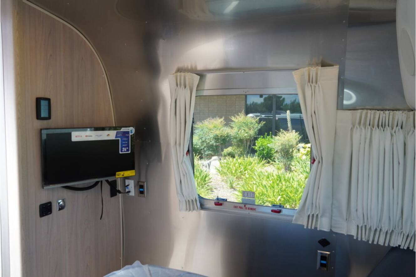 A photo of this 2025 Airstream Globetrotter 27FBQ