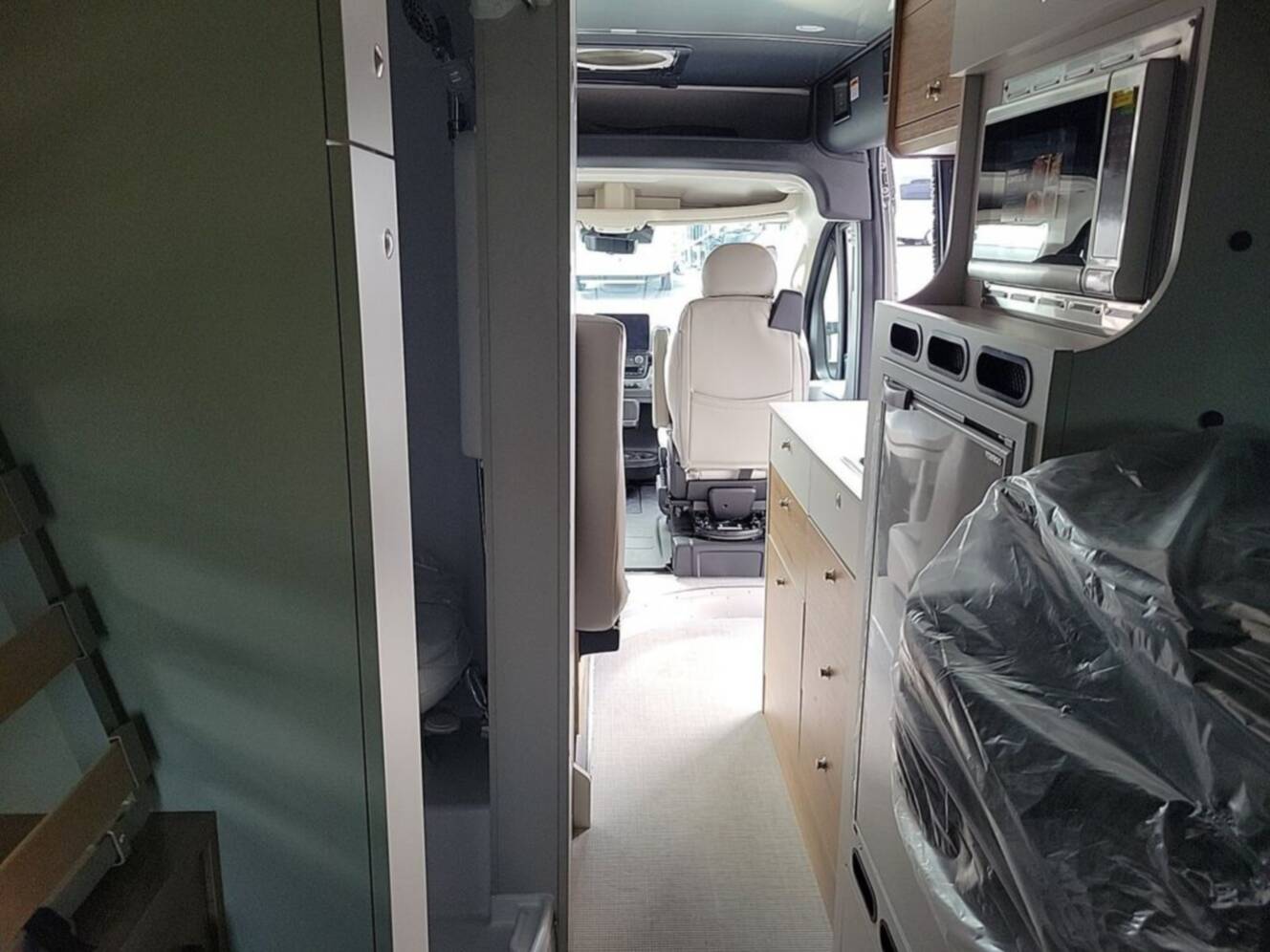 A photo of this 2025 Airstream Rangeline 21
