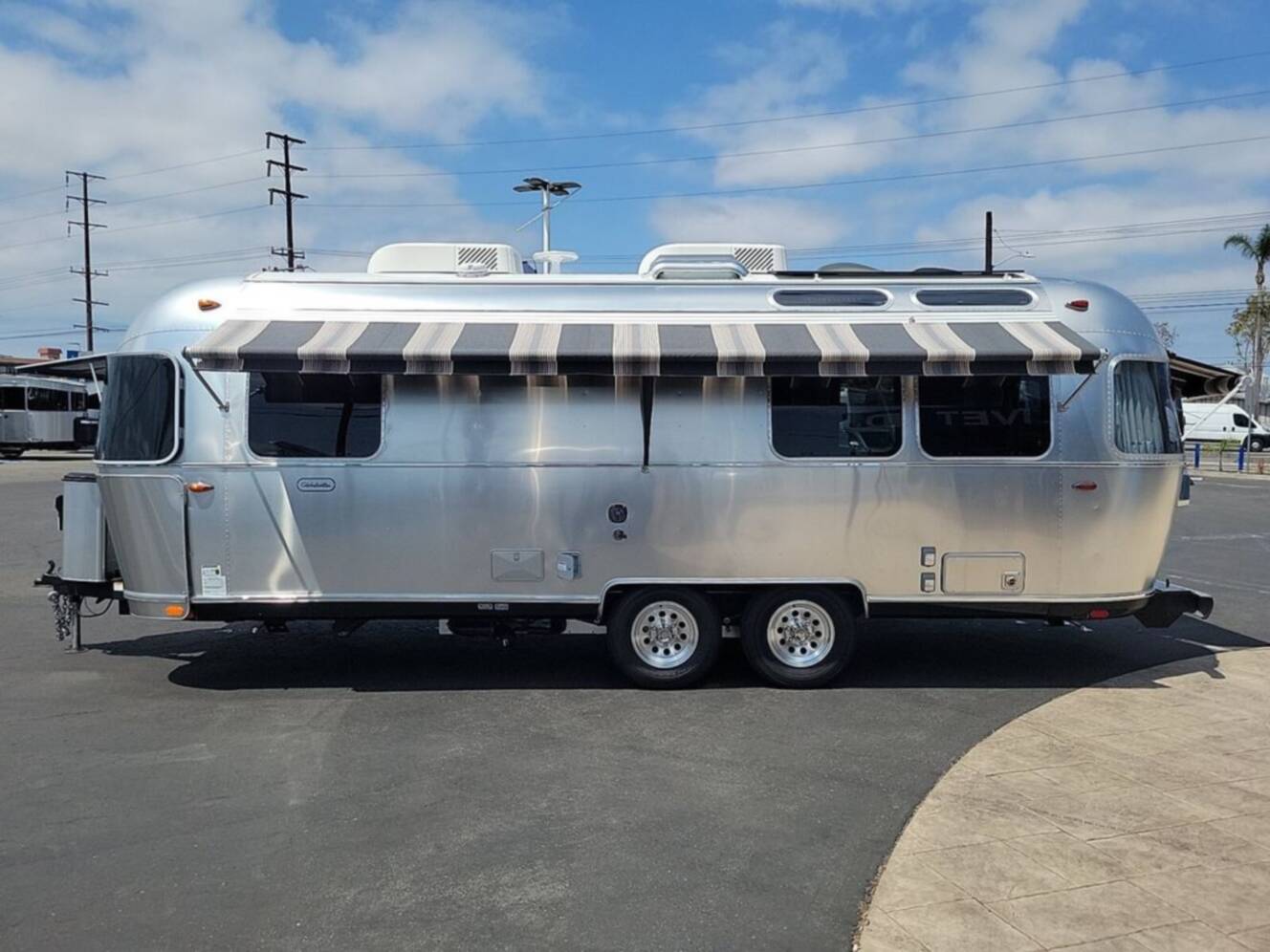 A photo of this 2025 Airstream Globetrotter ® 25FB Queen