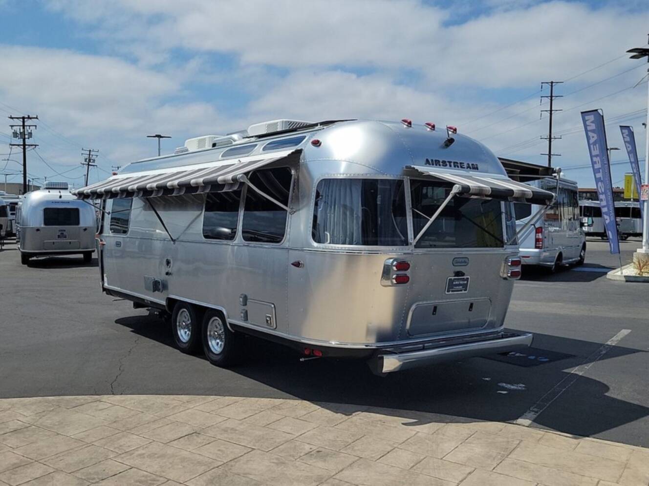 A photo of this 2025 Airstream Globetrotter ® 25FB Queen