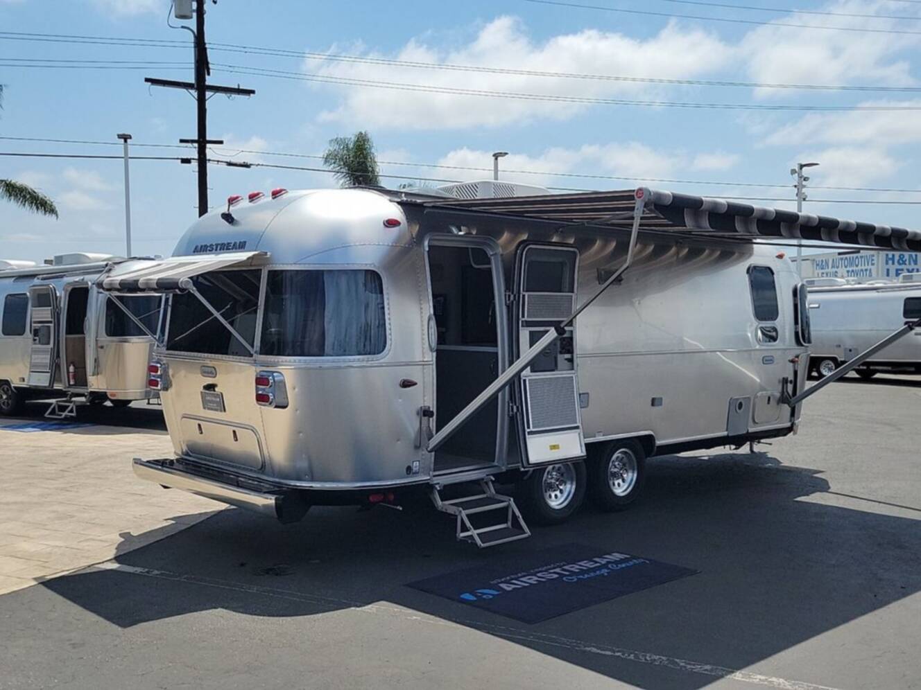 A photo of this 2025 Airstream Globetrotter ® 25FB Queen