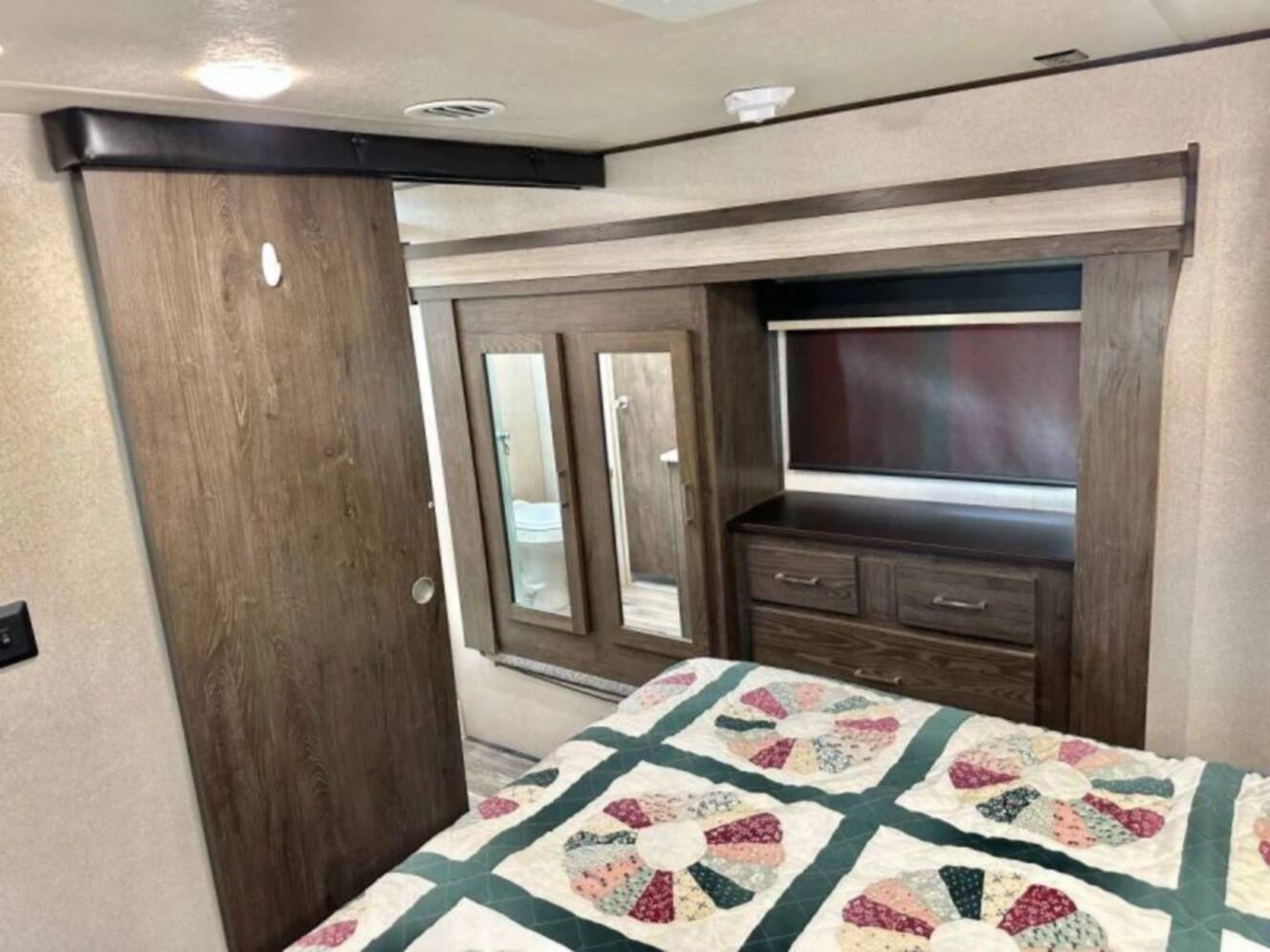 A photo of this 2018 Forest River SALEM HEMISPHERE 29RLSHL