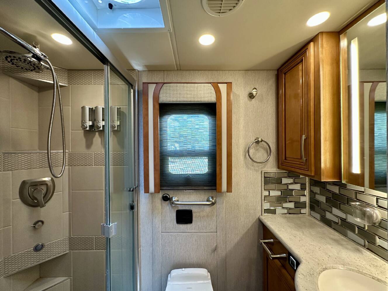 A photo of this 2021 Newmar New Aire 3543