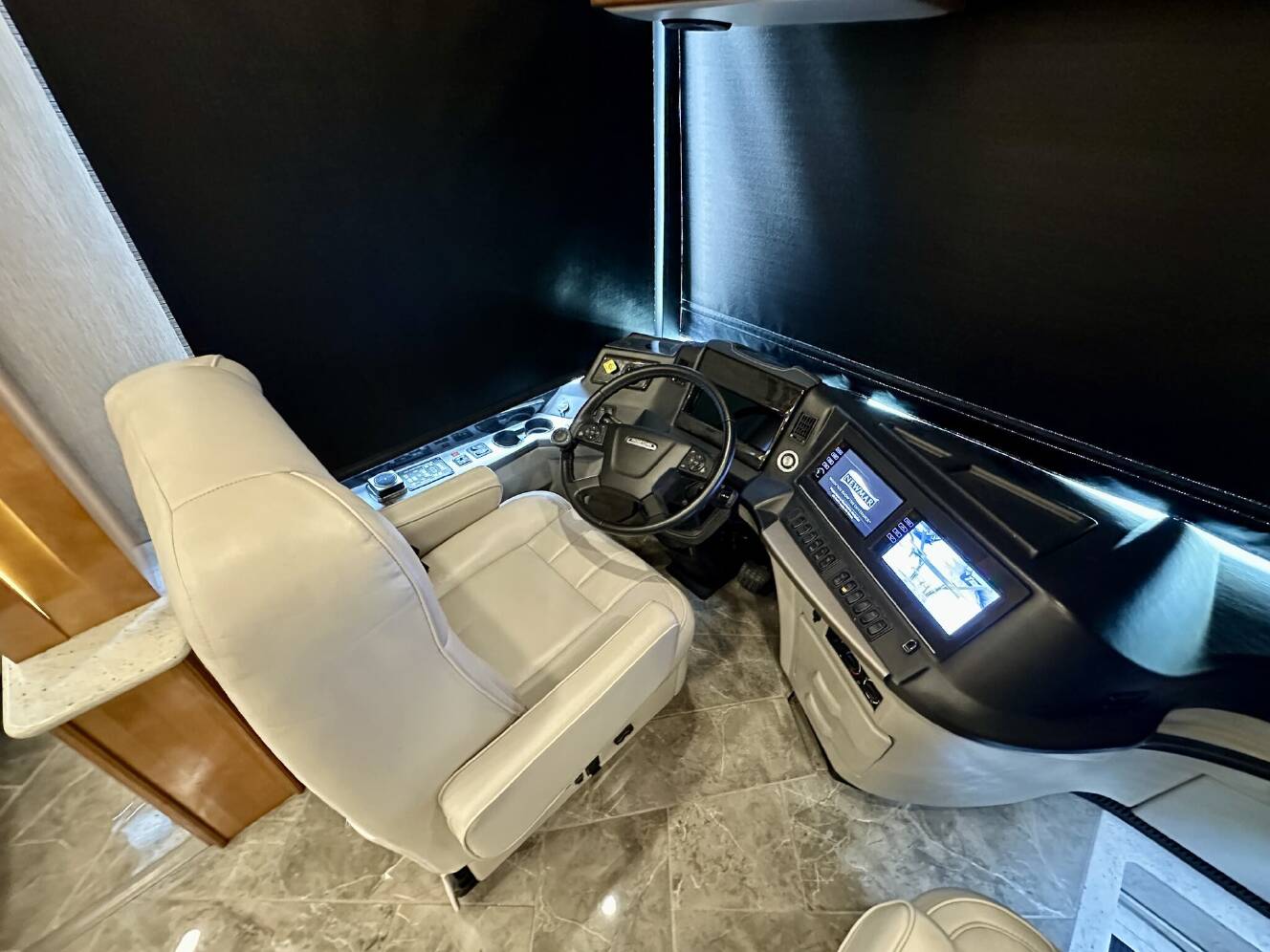 A photo of this 2021 Newmar New Aire 3543