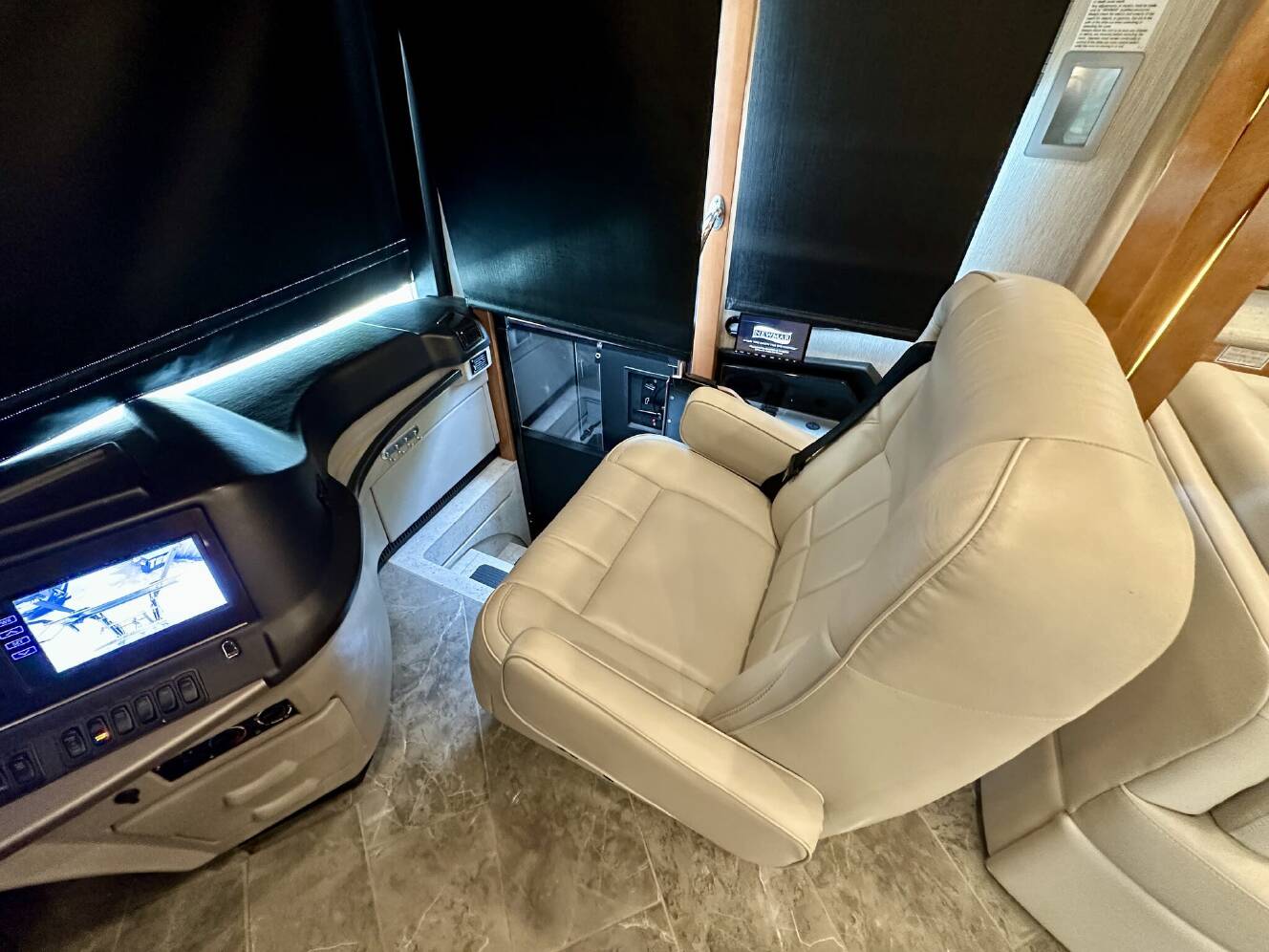A photo of this 2021 Newmar New Aire 3543