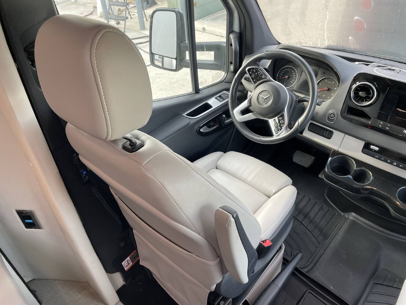 A photo of this 2021 Airstream ATLAS MURPHY SUITE