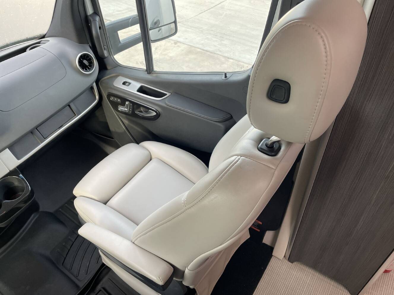 A photo of this 2021 Airstream ATLAS MURPHY SUITE