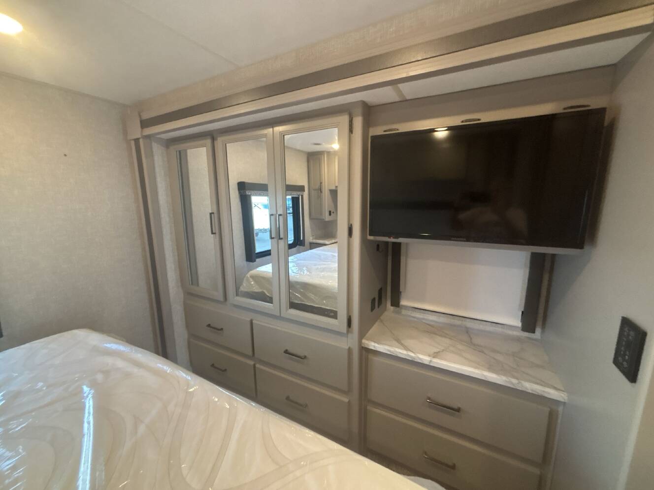 A photo of this 2024 Thor HURRICANE 29M