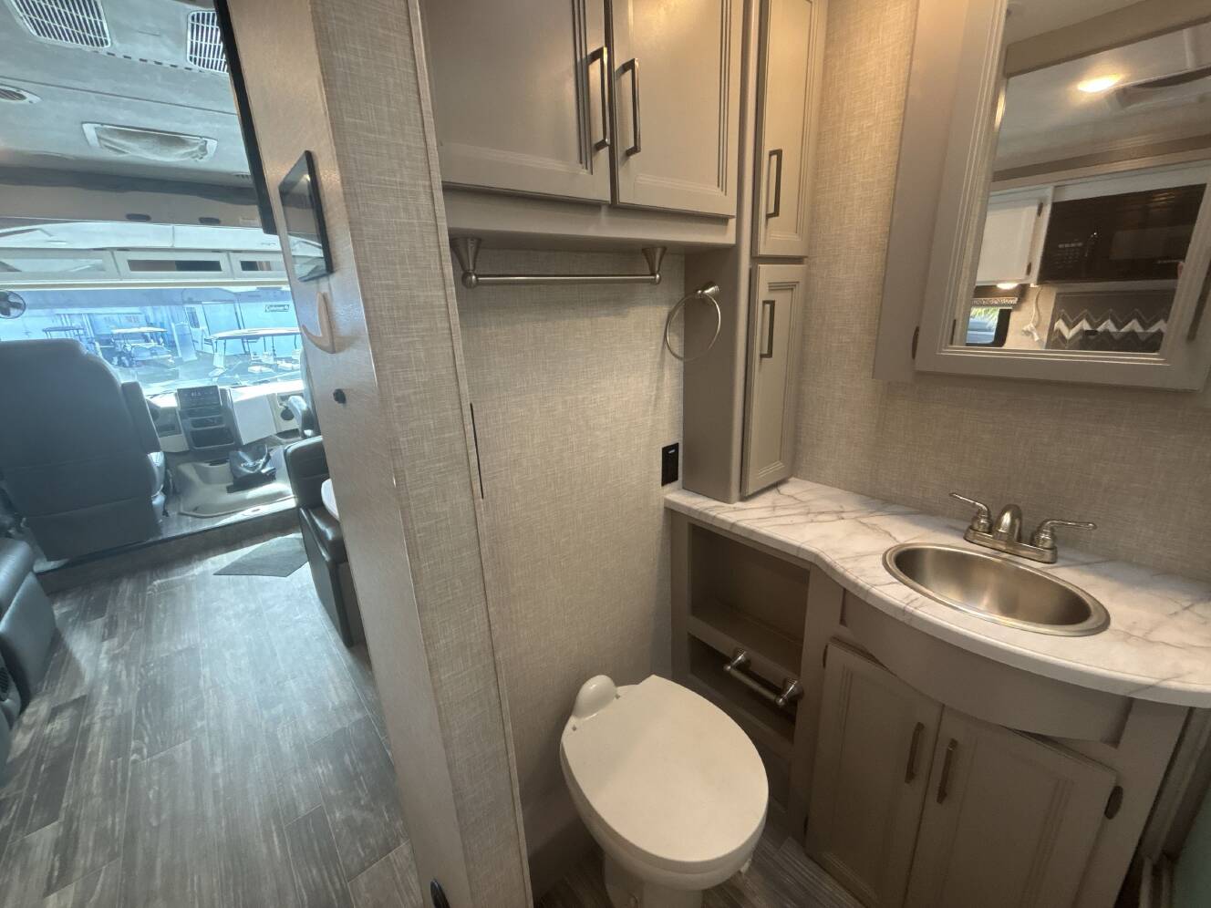 A photo of this 2024 Thor HURRICANE 29M