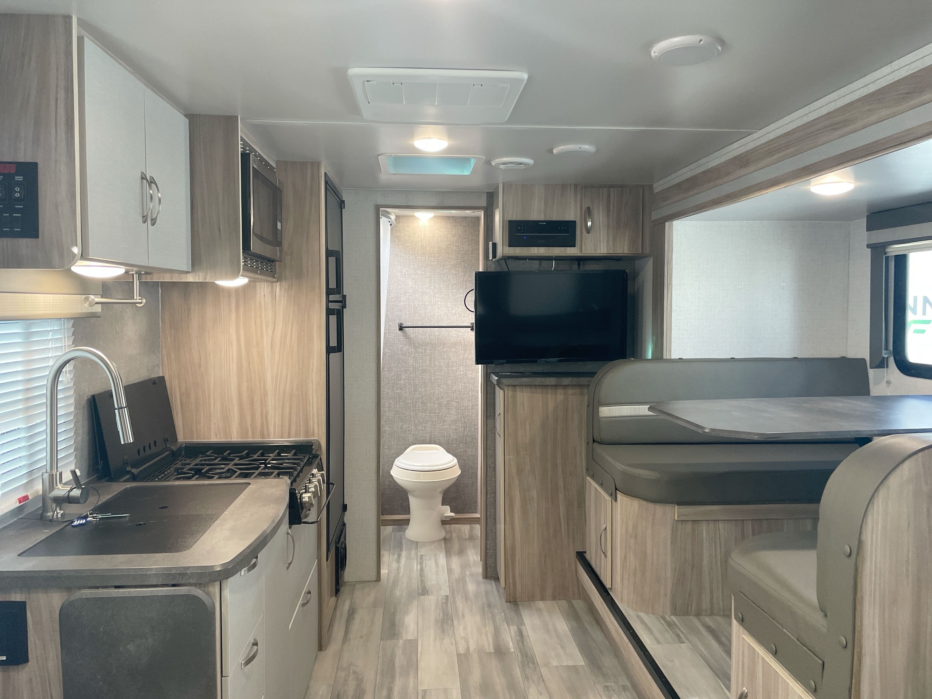 2022 Winnebago MICRO MINNIE 2108DS in dover FL