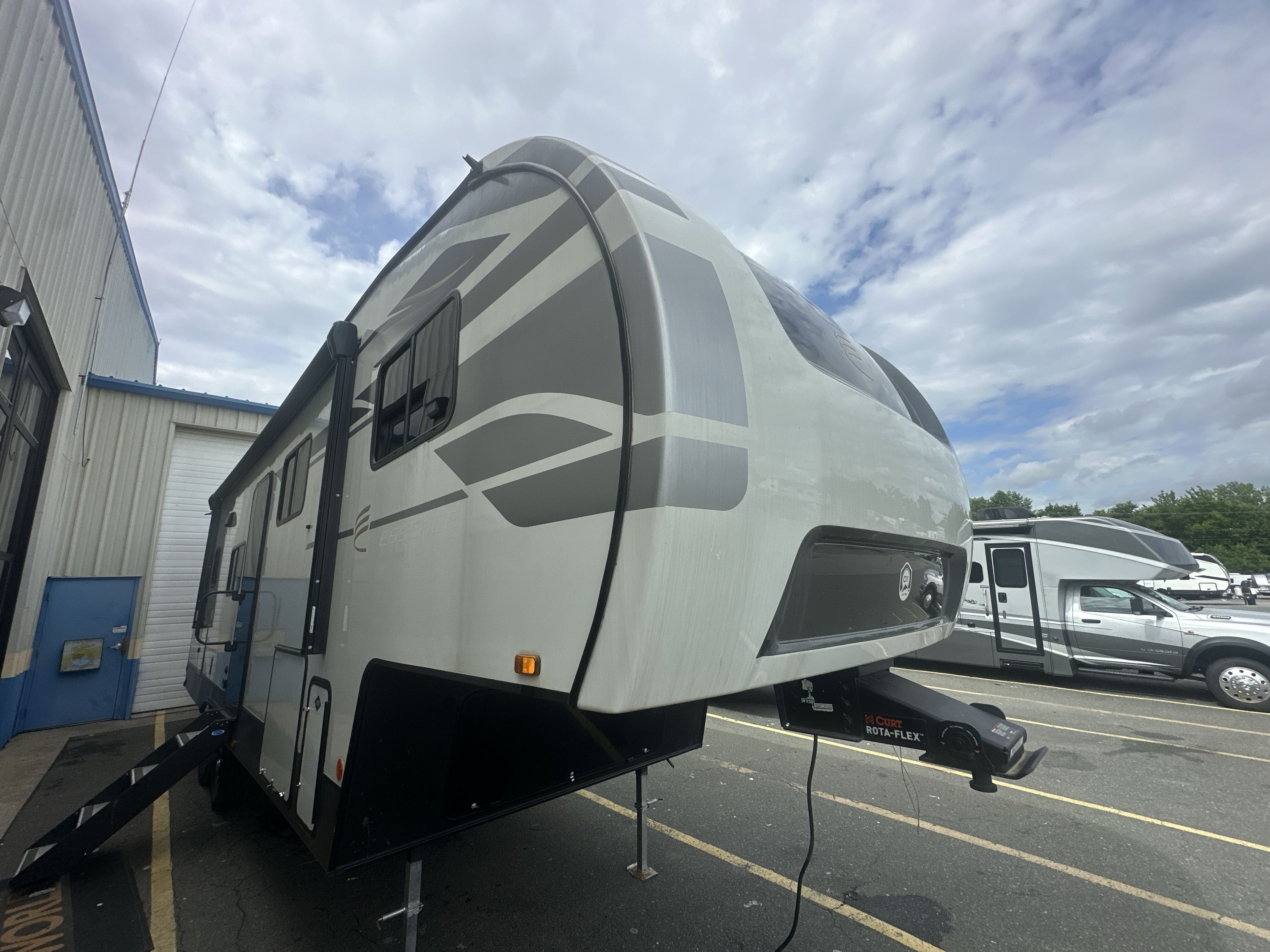2025 Cruiser Rv ESSENCE 28DB RV