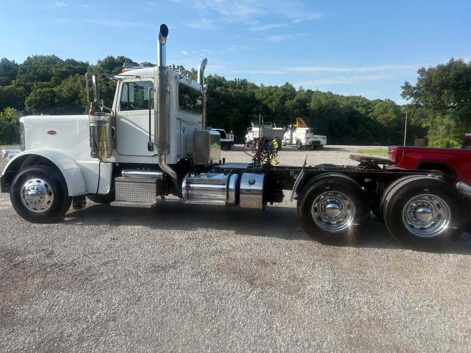 2023 PETERBILT 389 in Jackson, OH