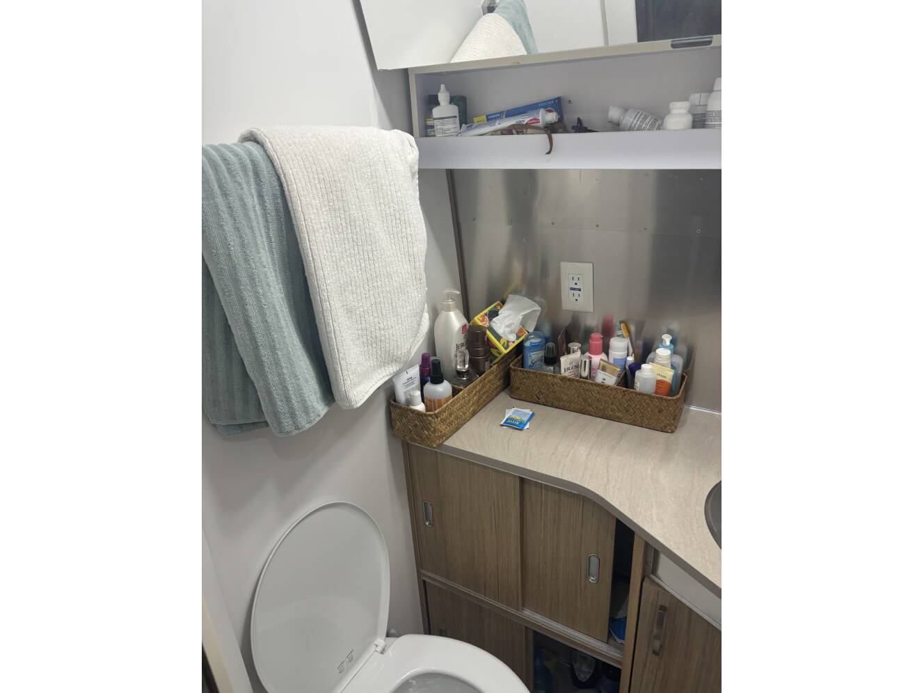 A photo of this 2018 Airstream FLYING CLOUD 25FB TWIN