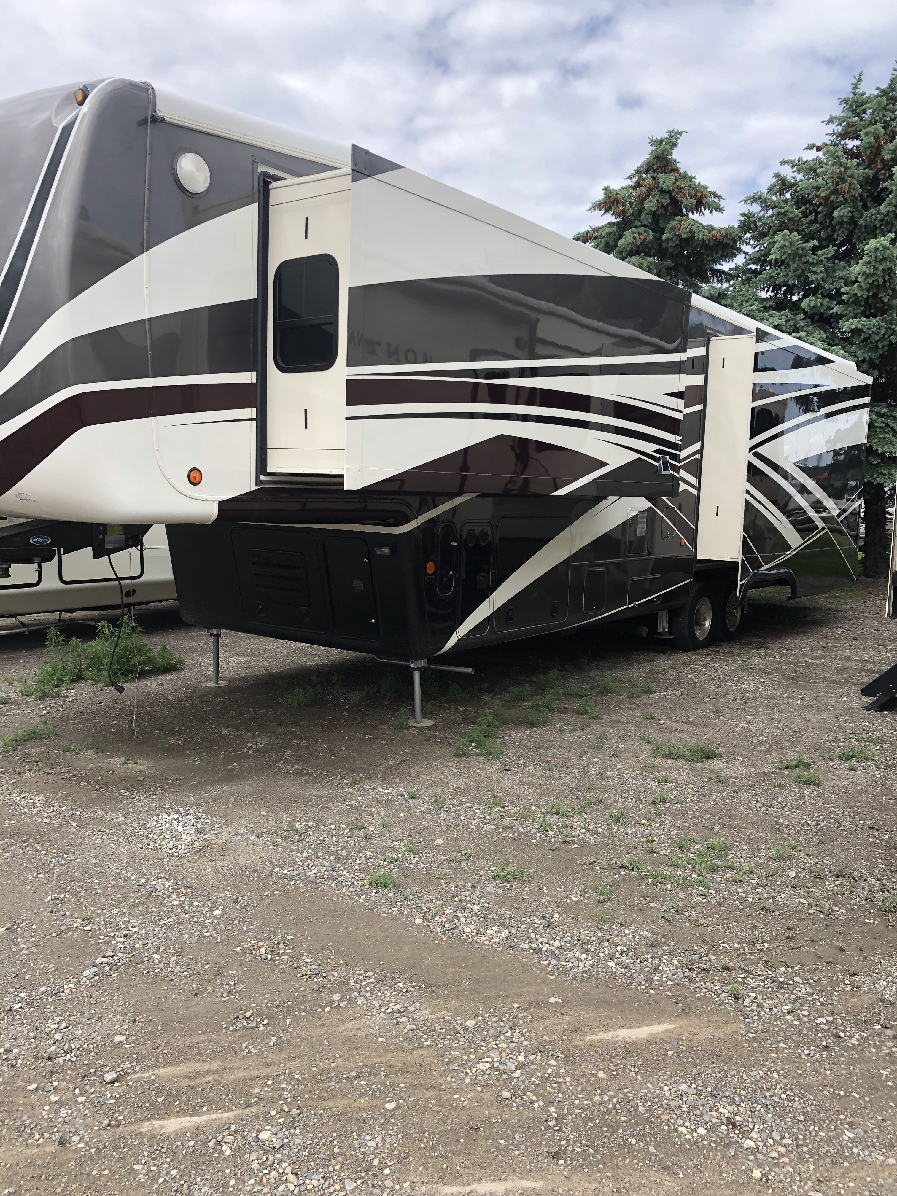 2018 DRV MOBILE SUITES 40 KSSB4 in spring creek NV