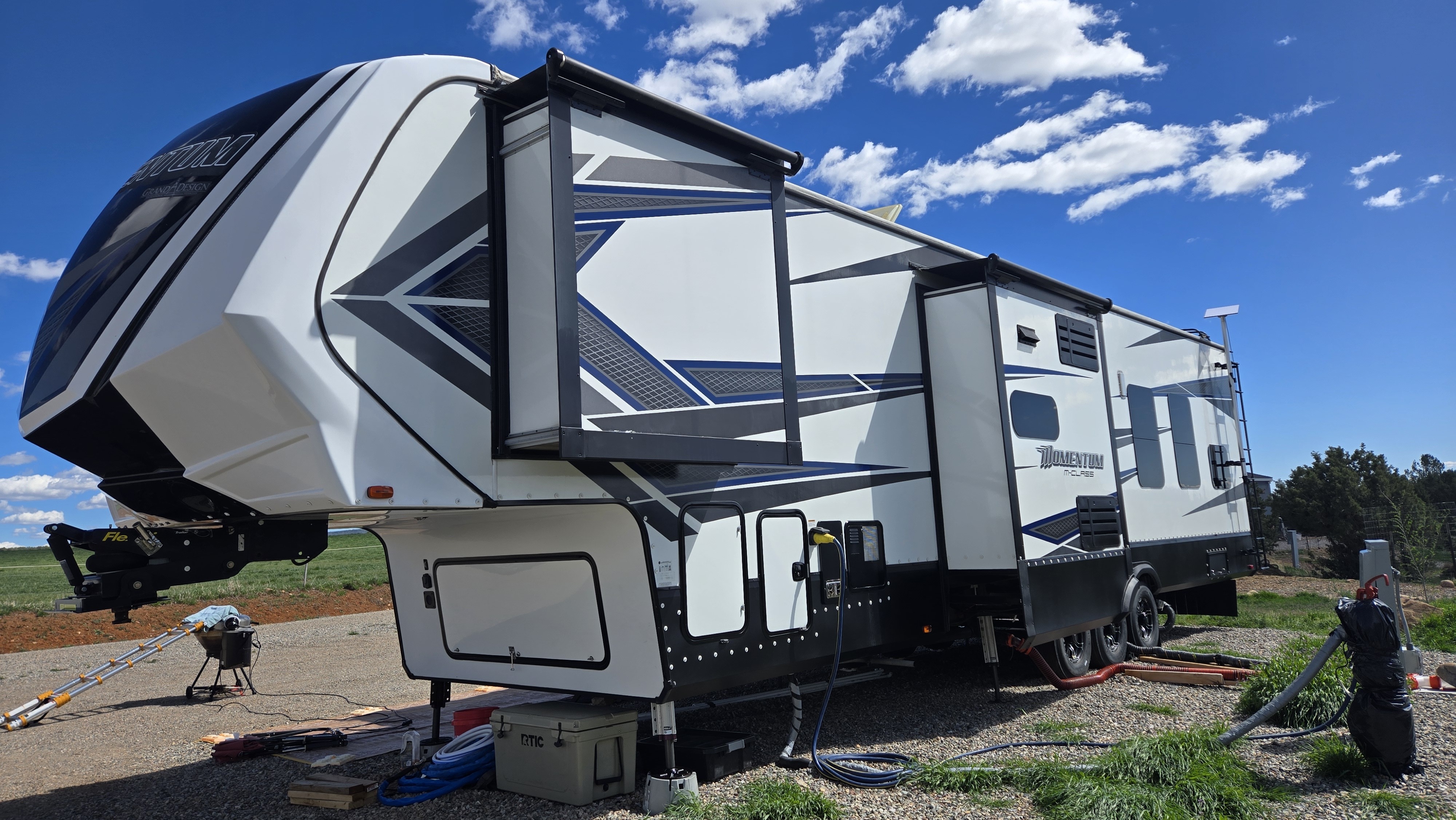 2019 Grand Design MOMENTUM M-CLASS 381M in hartsel CO