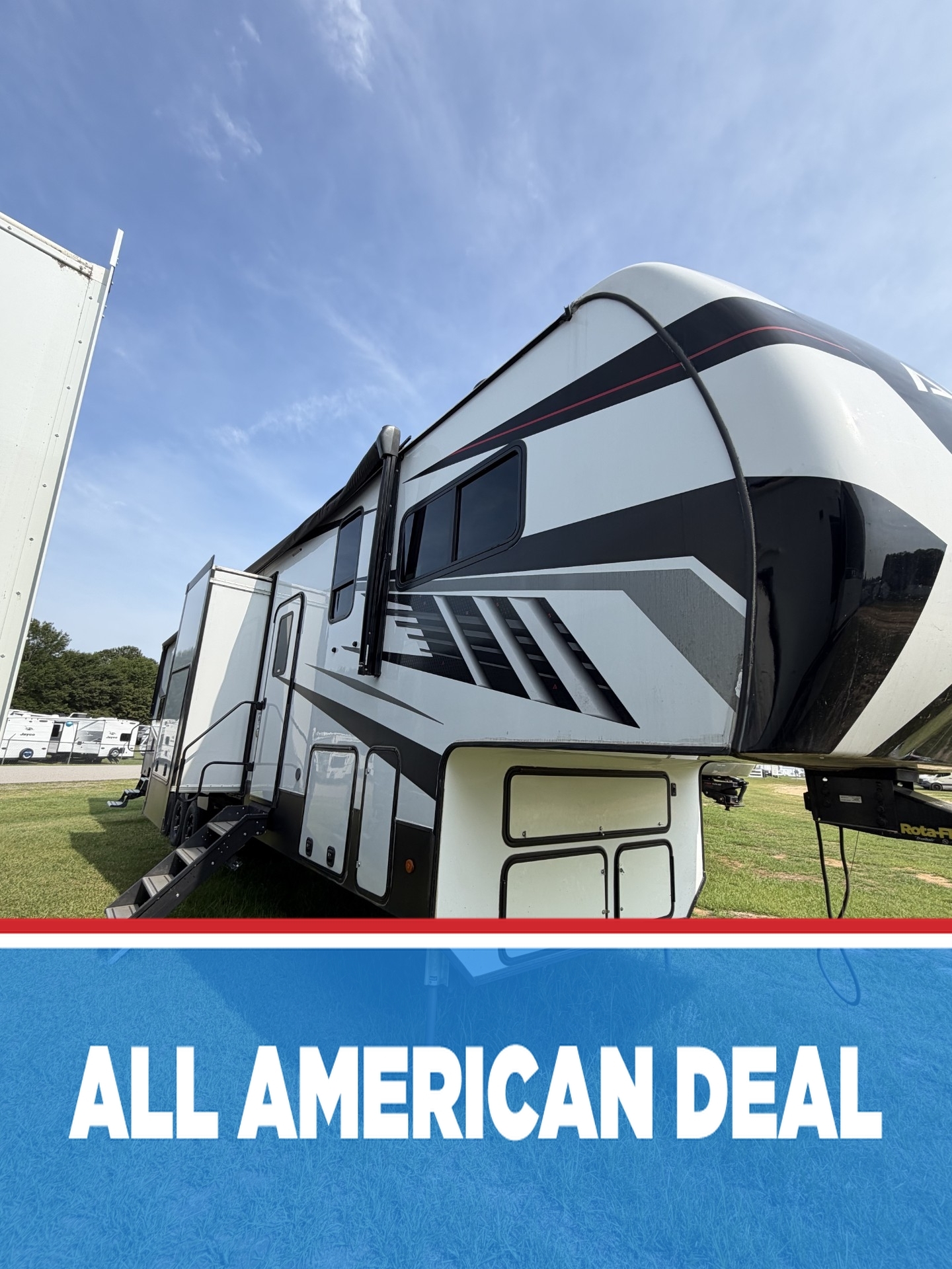 2022 Alliance Valor 40V13 Fifth Wheel Toy Hauler RV