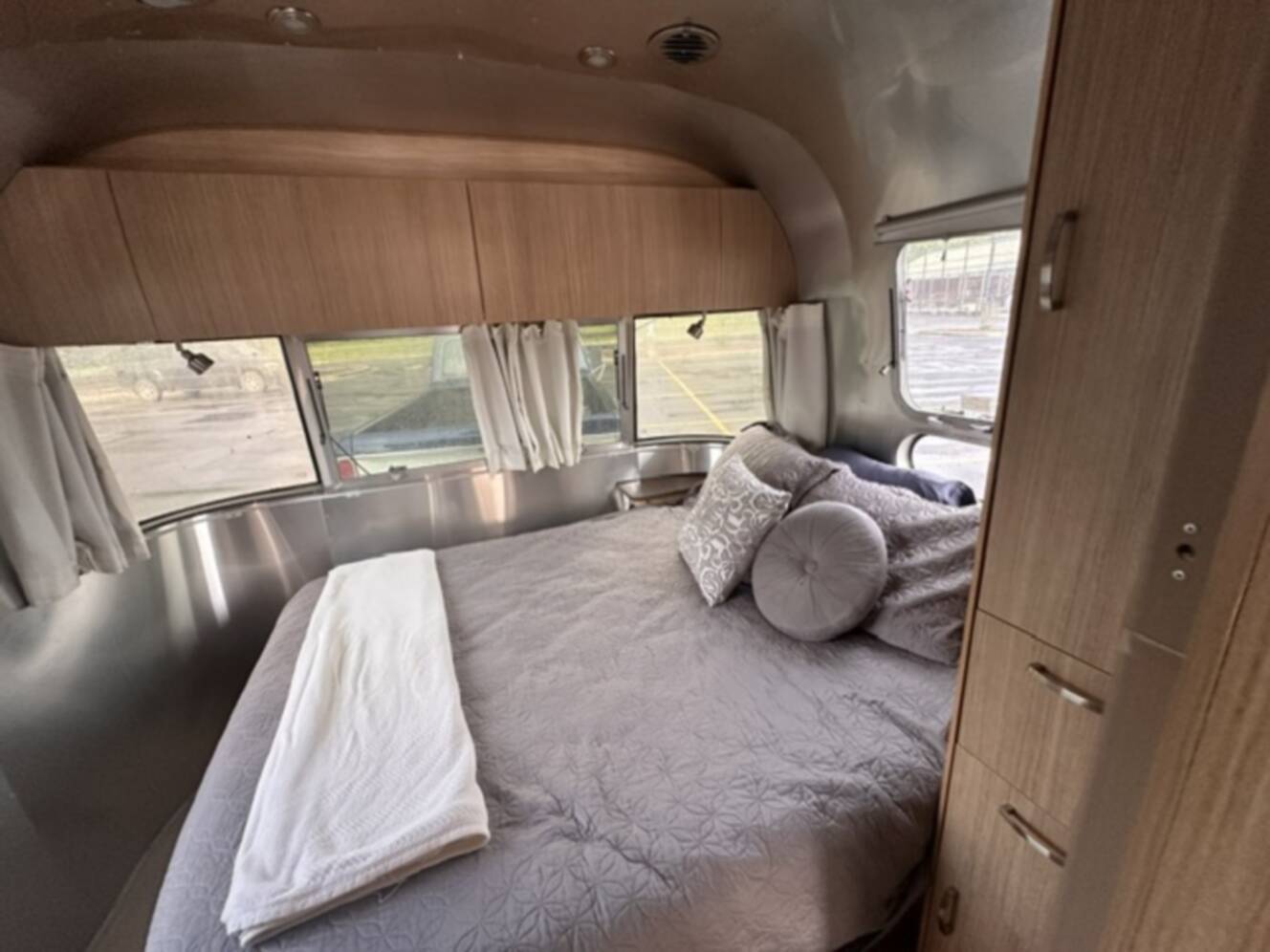 A photo of this 2019 Airstream FLYING CLOUD 23FB QUEEN