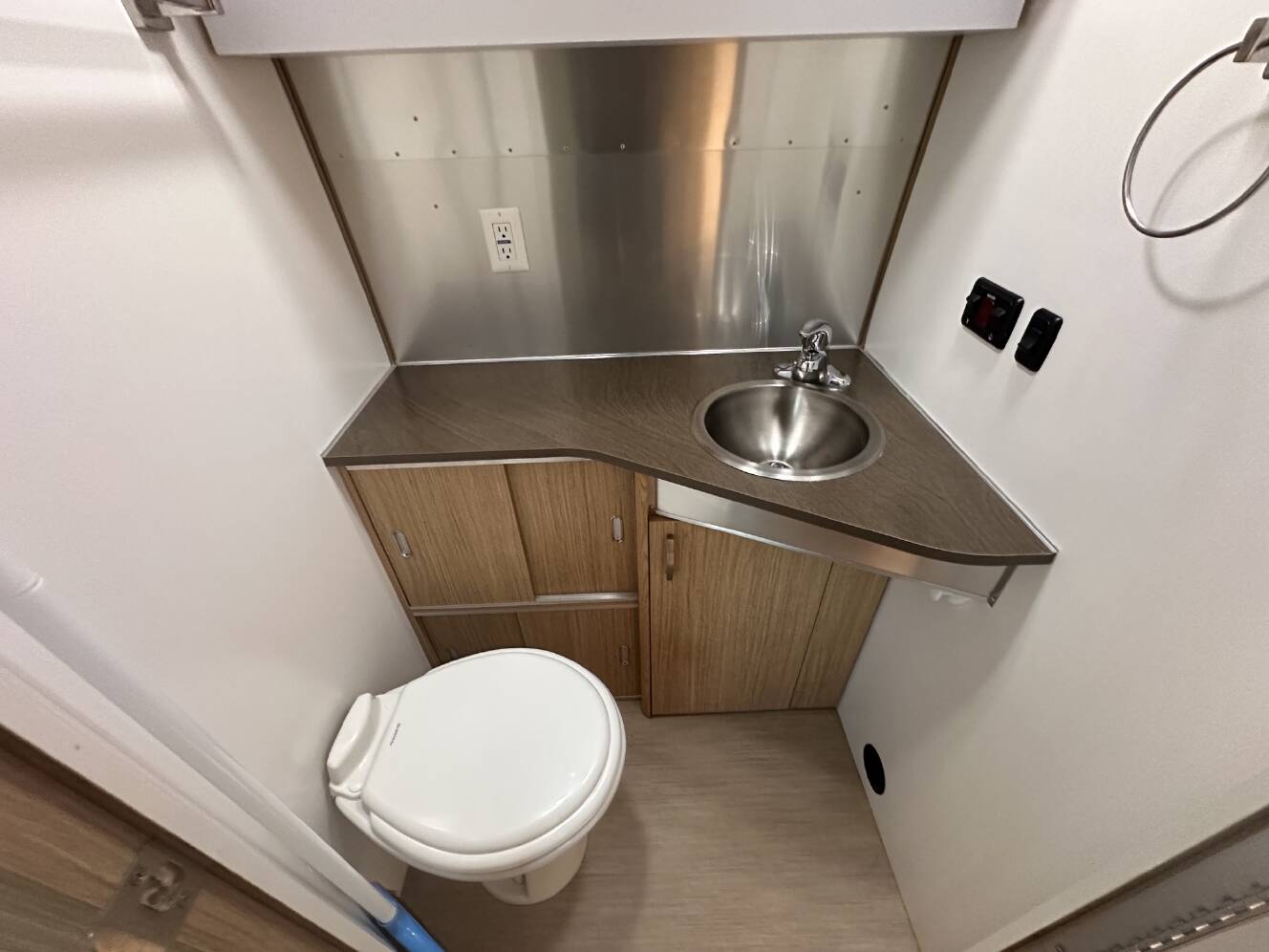 A photo of this 2019 Airstream FLYING CLOUD 23FB QUEEN