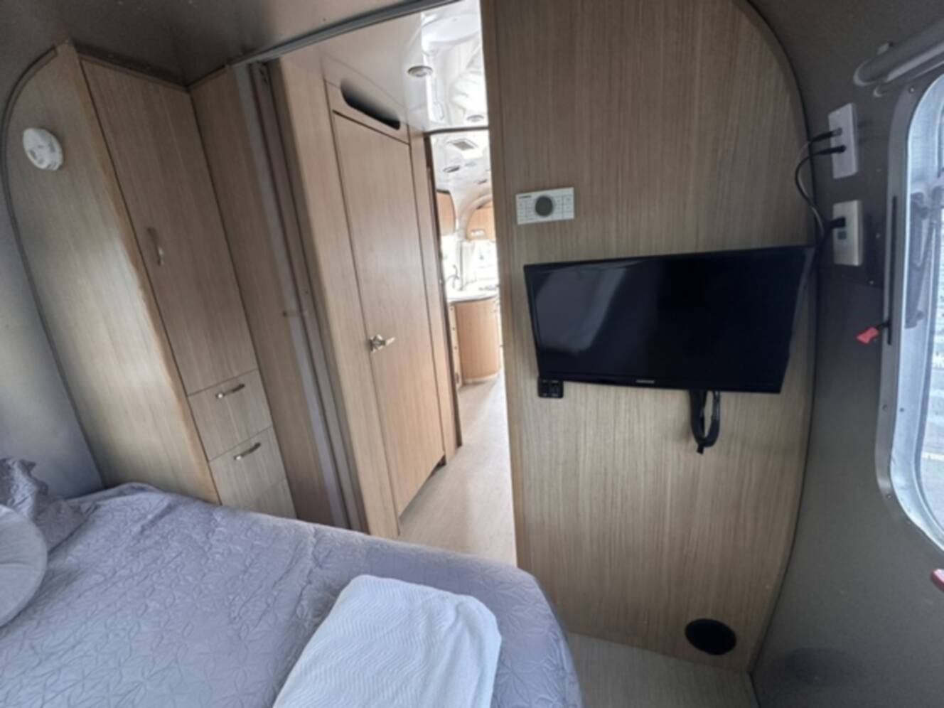 A photo of this 2019 Airstream FLYING CLOUD 23FB QUEEN