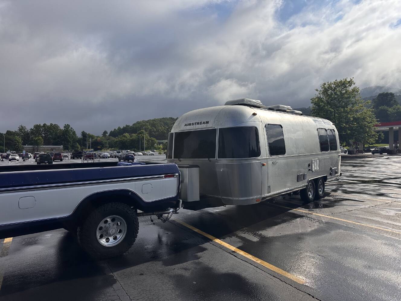 A photo of this 2019 Airstream FLYING CLOUD 23FB QUEEN