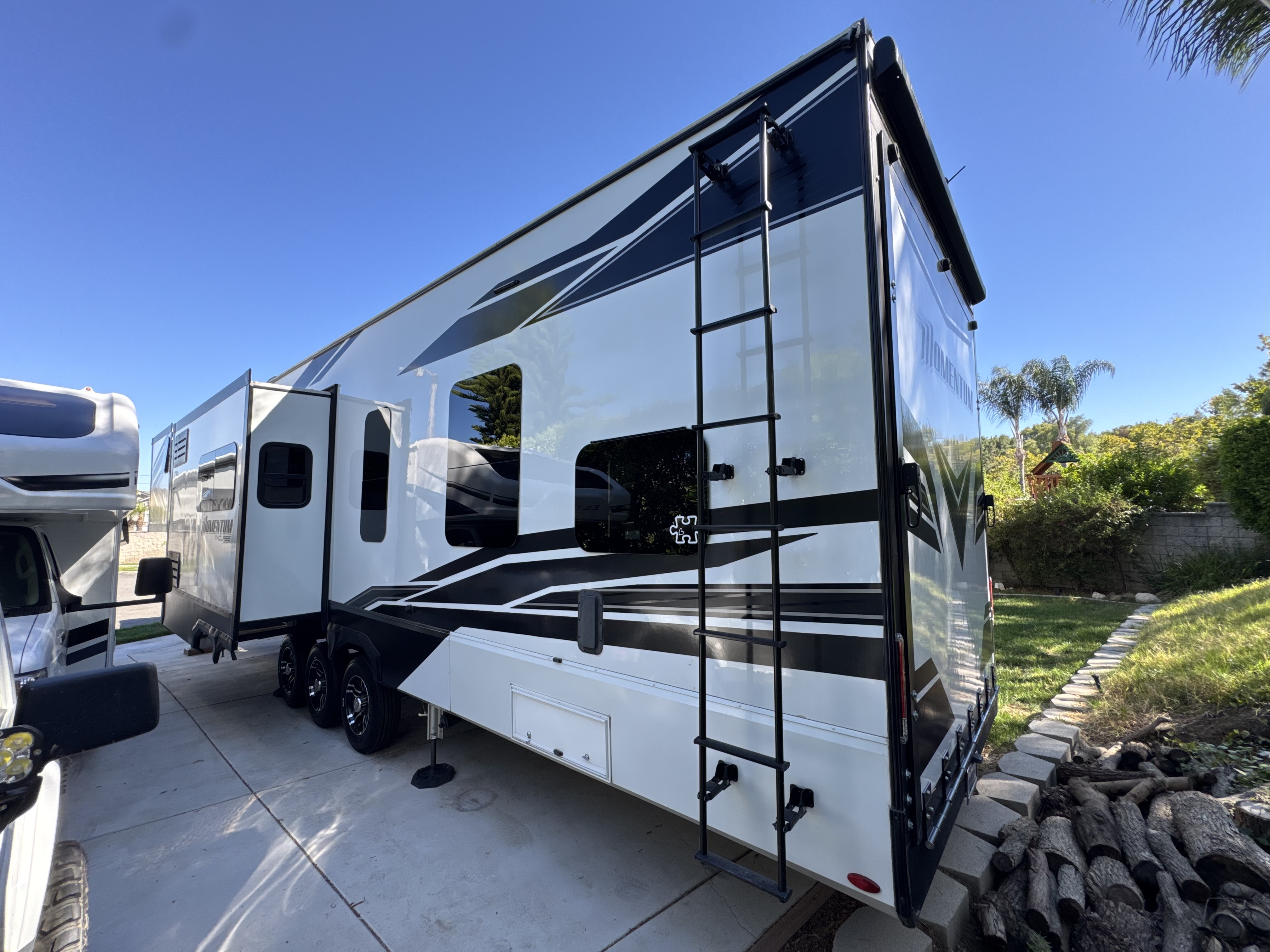 2023 Grand Design MOMENTUM M-CLASS 395MS in chino CA