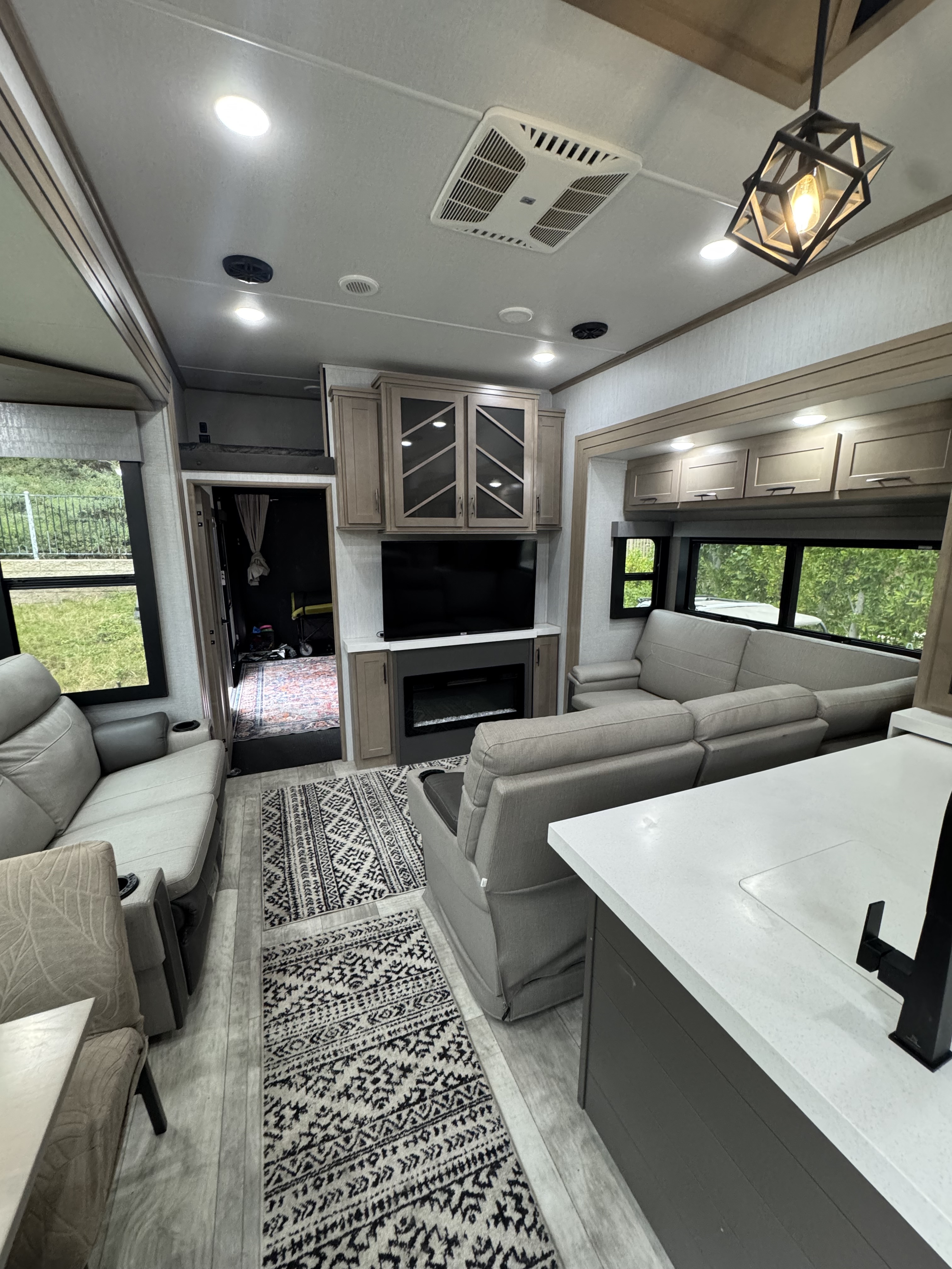 2023 Grand Design MOMENTUM M-CLASS 395MS in chino CA