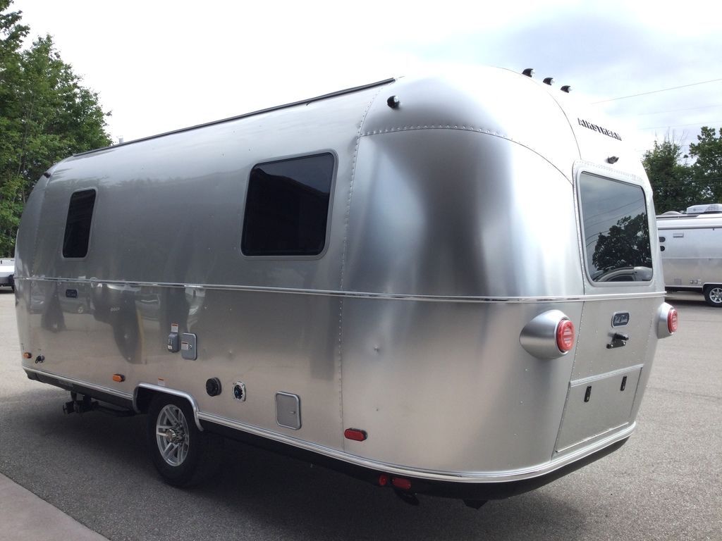 2027 Airstream WORLD TRAVELER 22RB in lorain OH