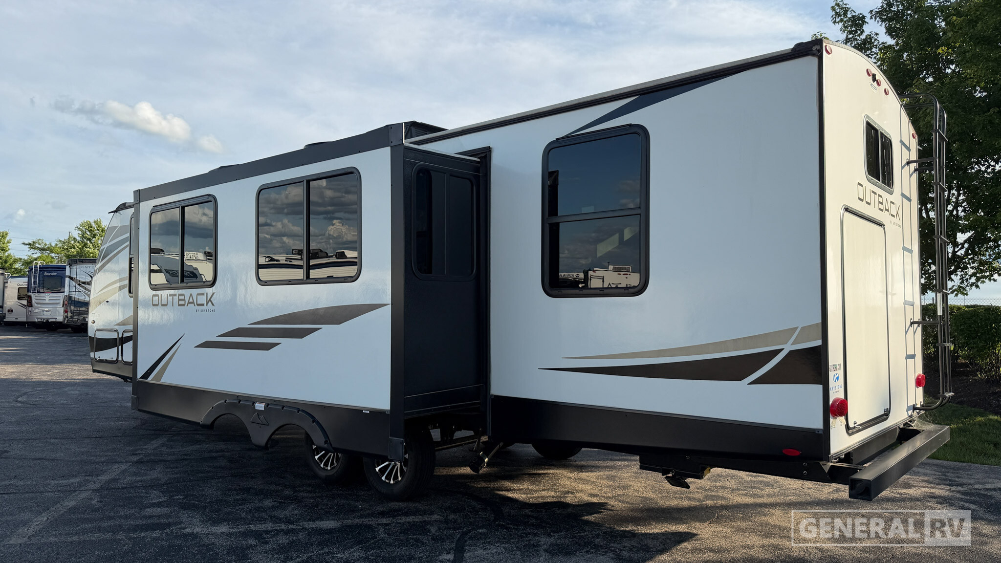2023 Keystone Outback Ultra Lite 302UBH in huntley IL