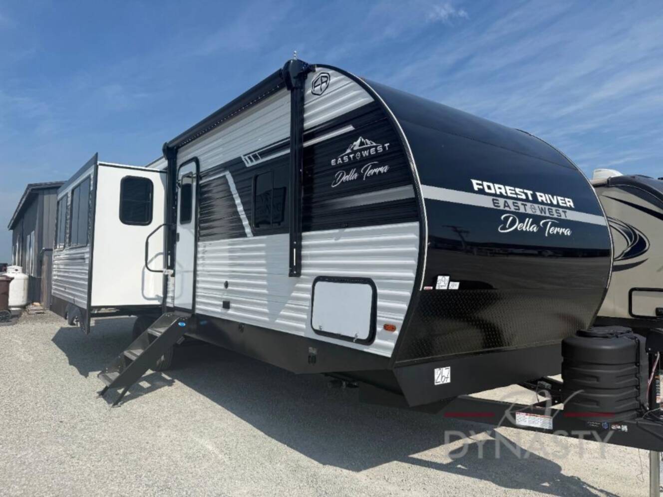 A photo of this 2027 East To West Della Terra 272RL