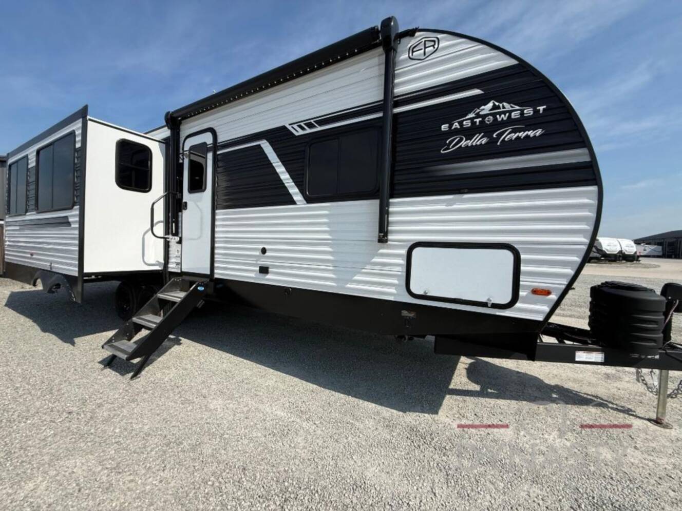 A photo of this 2027 East To West Della Terra 272RL