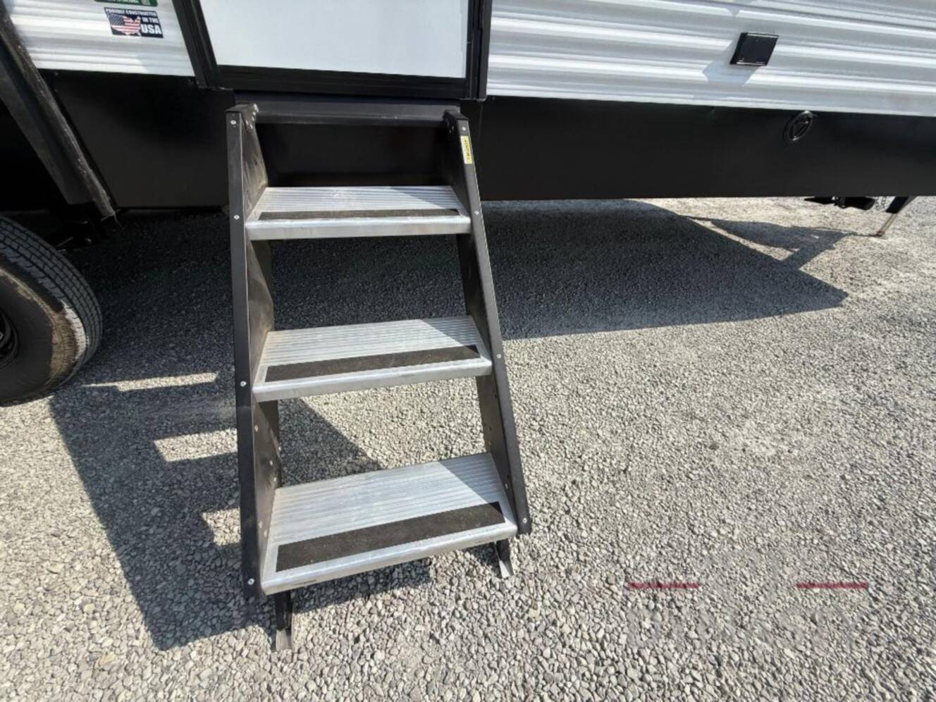 A photo of this 2027 East To West Della Terra 272RL