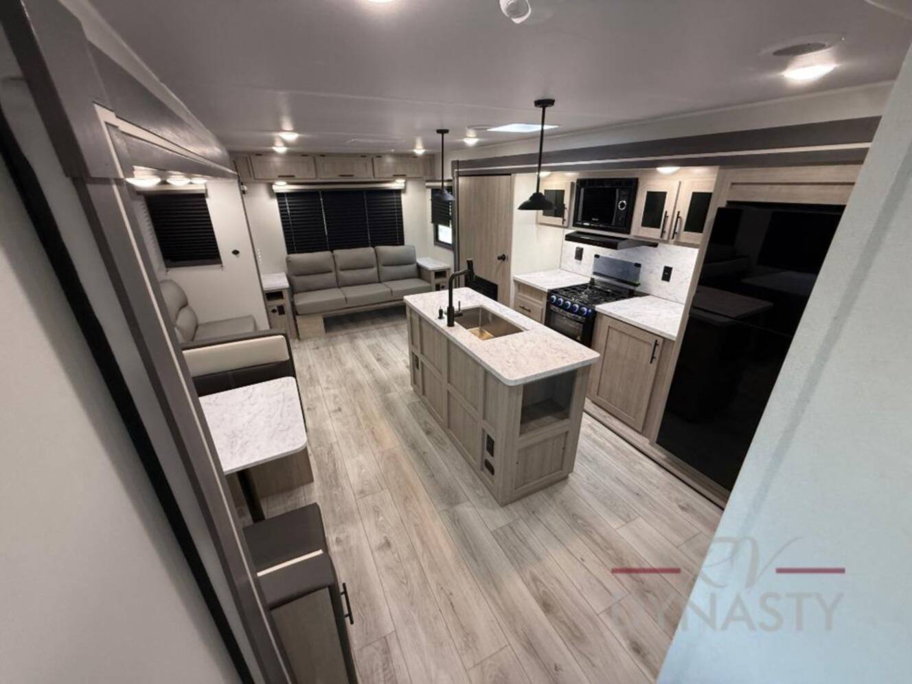 A photo of this 2027 East To West Della Terra 272RL