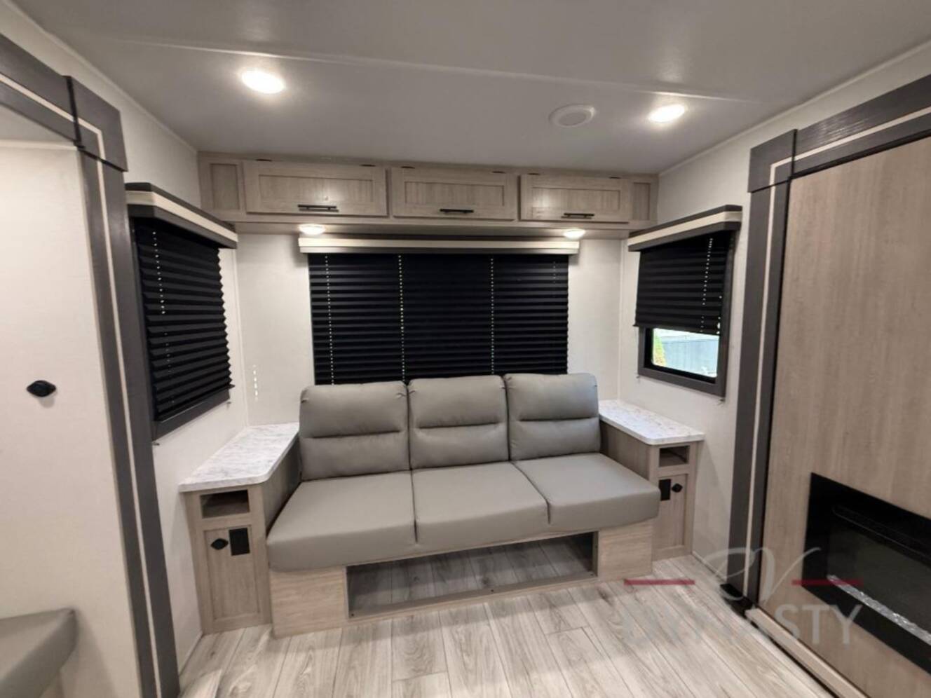 A photo of this 2027 East To West Della Terra 272RL