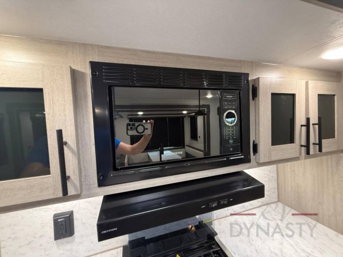 A photo of this 2027 East To West Della Terra 272RL