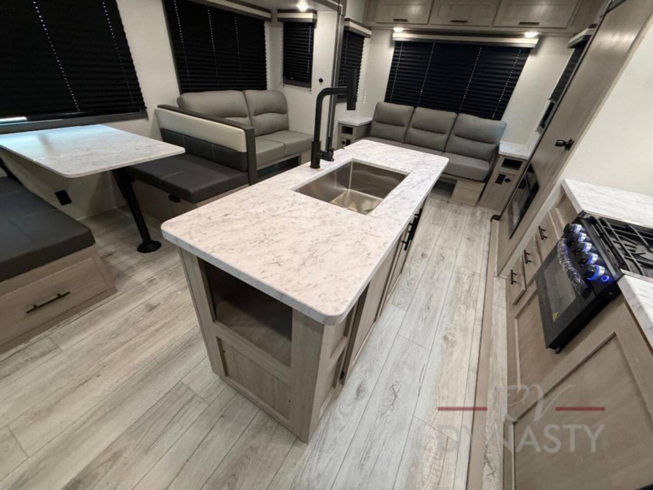 A photo of this 2027 East To West Della Terra 272RL