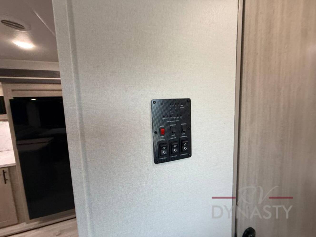A photo of this 2027 East To West Della Terra 272RL