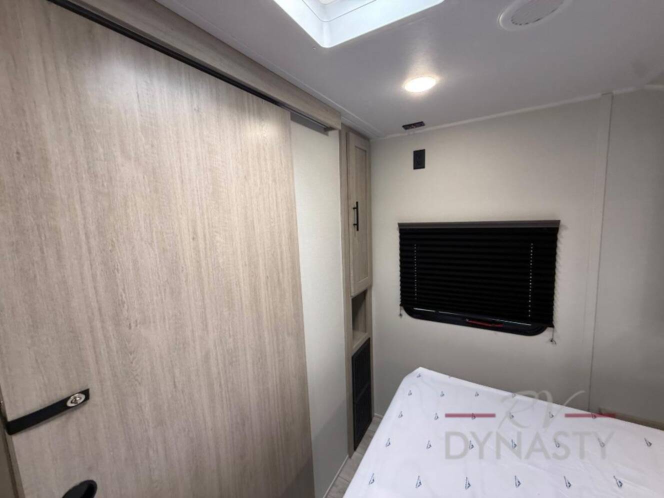 A photo of this 2027 East To West Della Terra 272RL