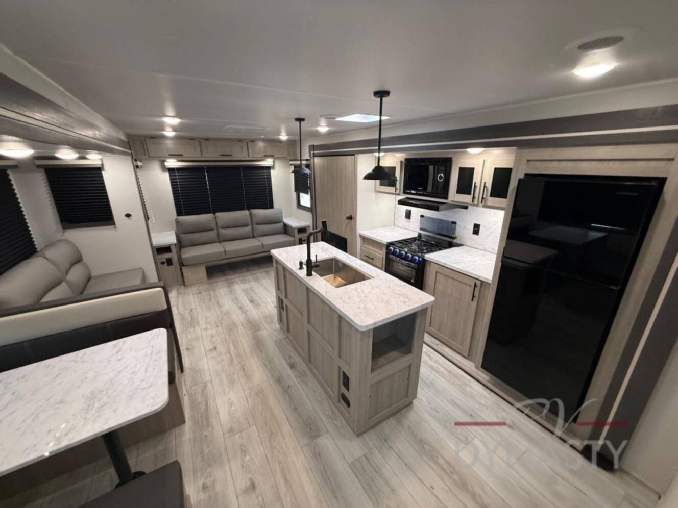 A photo of this 2027 East To West Della Terra 272RL