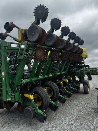 2015 John Deere 1795 in Bowling Green, OH
