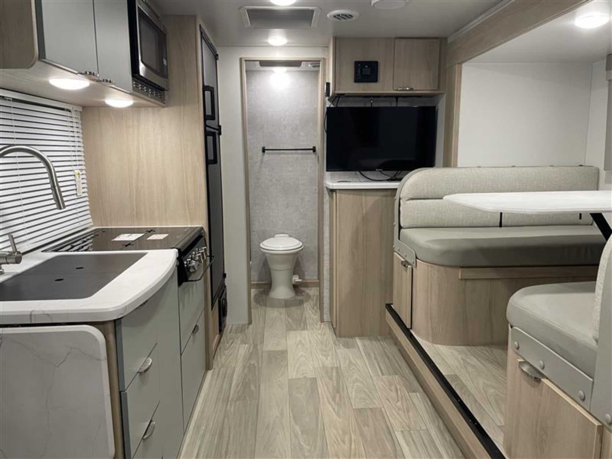 2024 Winnebago MICRO MINNIE 2108FBS in cocoa FL