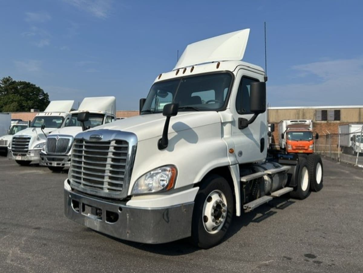 2019 FREIGHTLINER CASCADIA 125 in Farmingdale, NY