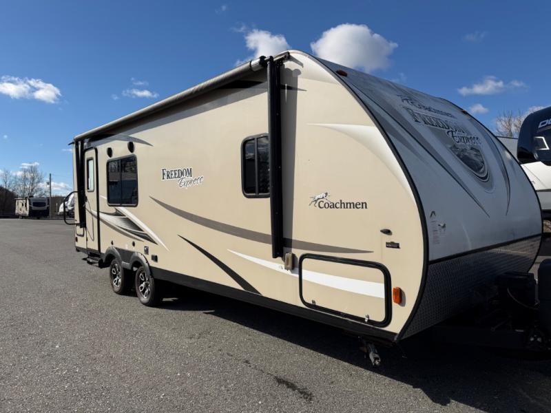 2017 Coachmen Freedom Express Ultra Lite 246RKS in willow street PA