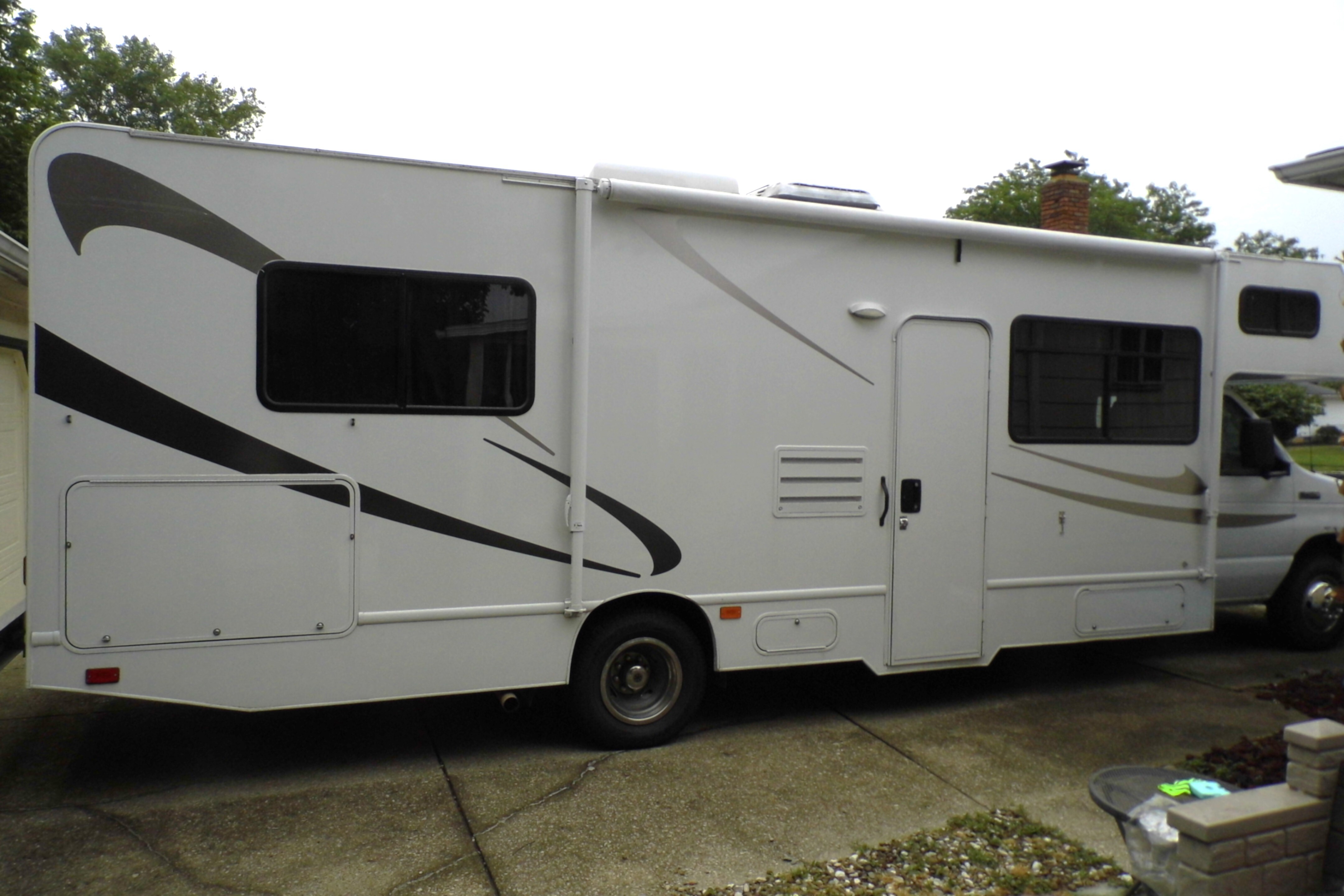 2015 Thor Motor Coach FOUR WINDS MAJESTIC 28A in eastlake OH
