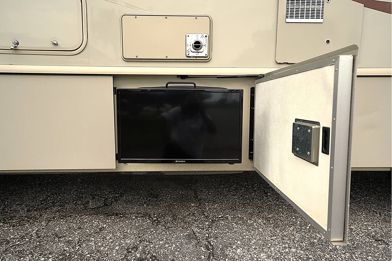 A photo of this 2017 Fleetwood FLAIR 31E