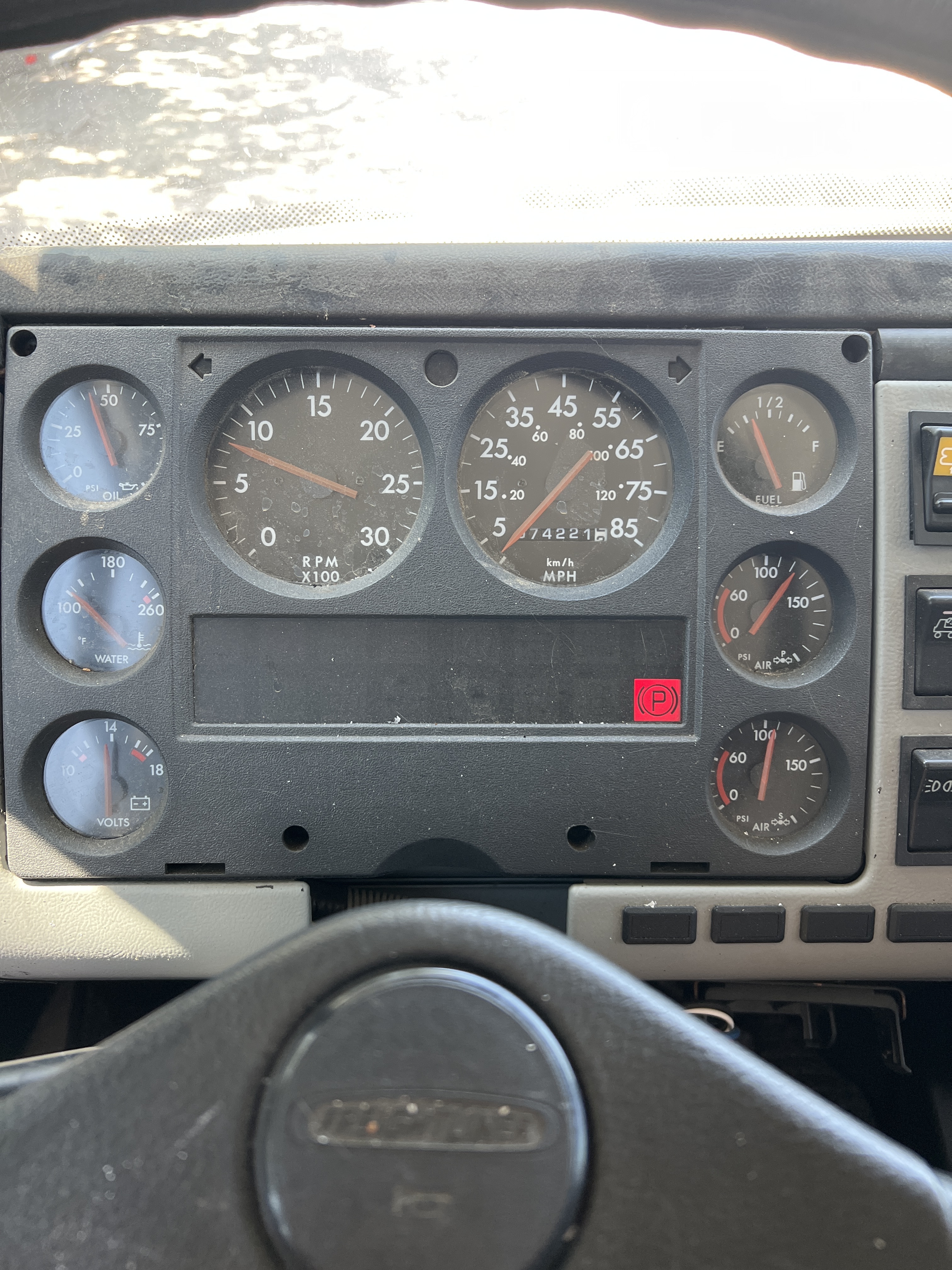 2000 FREIGHTLINER FL60 in Valley View, TX